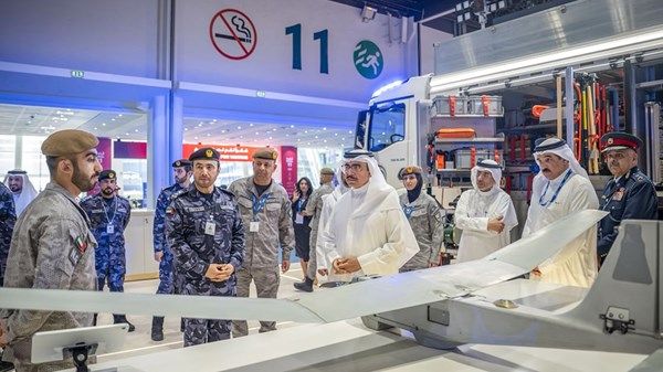 وزير الداخلية البحريني يزور جناح الحرس الوطني في «آيسنار 2026»