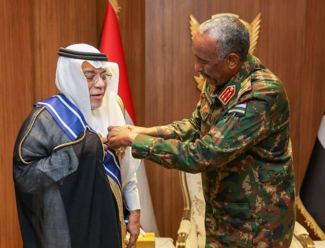 رئيس مجلس السيادة يمنح السفير السعودي وسام النيلين من الطبقة الأولى بمناسبة انتهاء فترة عمله