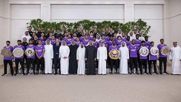 رئيس الدولة يستقبل فريق نادي العين لكرة القدم بمناسبة فوزه بلقب «دوري أدنوك للمحترفين»