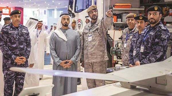سيف بن زايد يزور جناح الحرس الوطني في «آيسنار 2026»