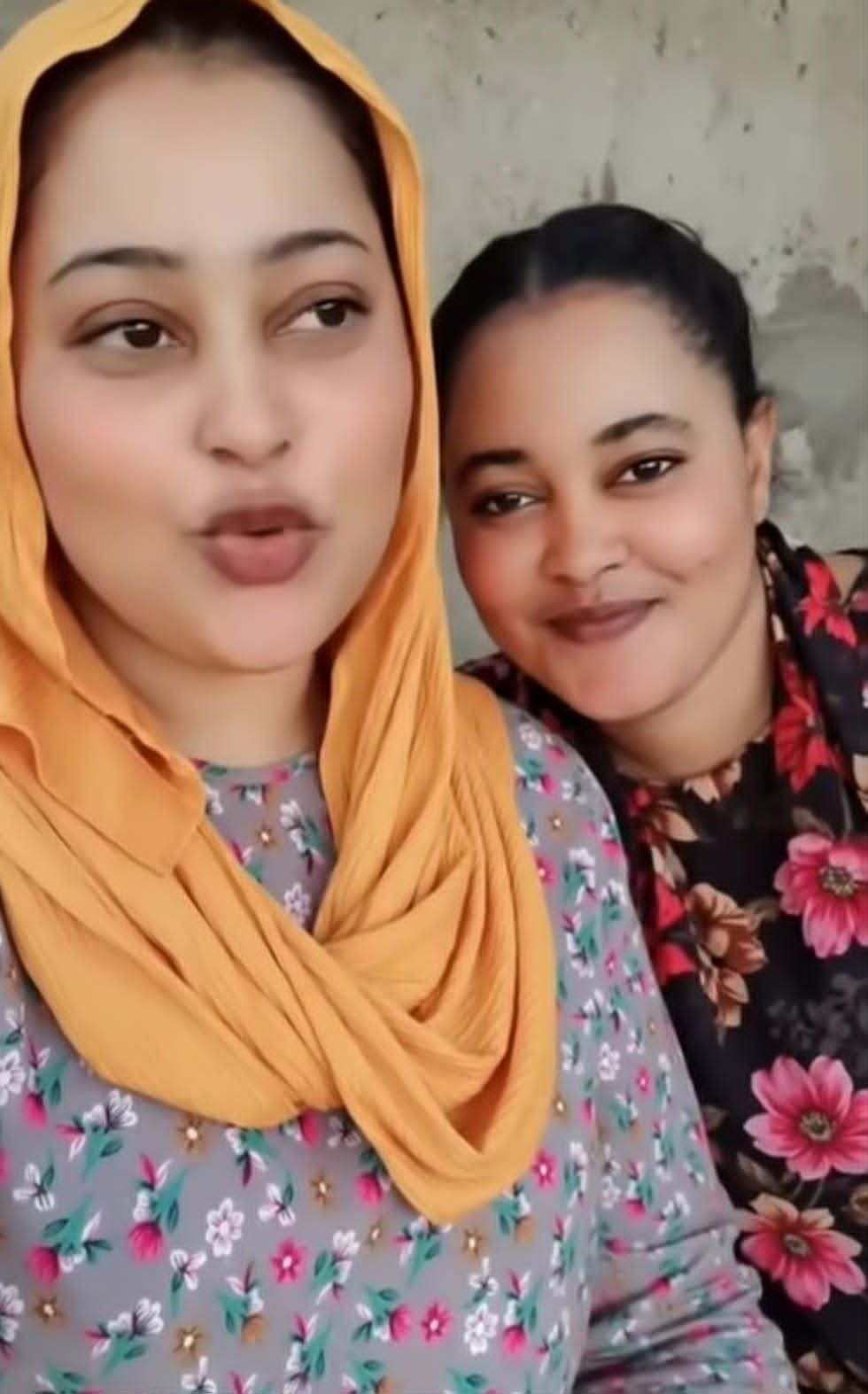 شاهد بالصورة والفيديو.. حسناوات سودانيات يطلبن الزواج من شباب أو كبار سن من أي قبيلة تعرف على الشروط والتفاصيل!!