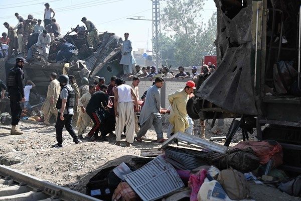 مصابون بانفجار قرب خط للسكك الحديدية في جنوب باكستان