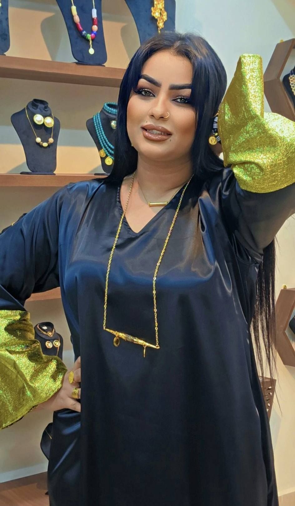 شاهد بالصور.. حسناء الفن السوداني تسخر من نفسها: (حياتي زي سماعتي)