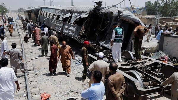 عشرات القتلى والجرحى بتفجير قطار في باكستان