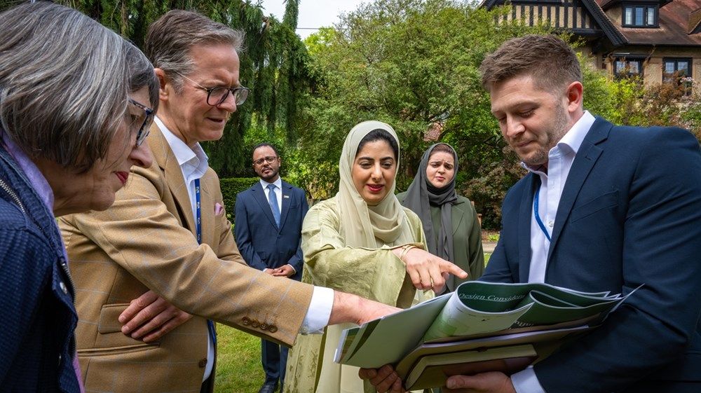 شمّا بنت سلطان بن خليفة تناقش القيادة المناخية في جامعة كامبريدج