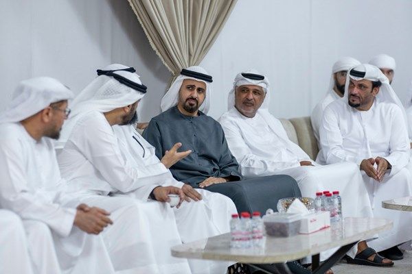 ذياب بن محمد بن زايد يقدِّم واجب العزاء في وفاة والدة الشهيد سعيد أحمد المري