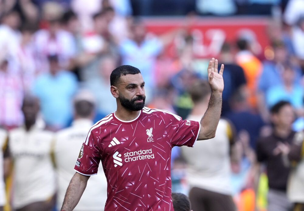 محمد صلاح يظهر مع زوجته وابنتَيه في وداع ليفربول الأخير.. هل ينتظر مولودًا جديدًا؟