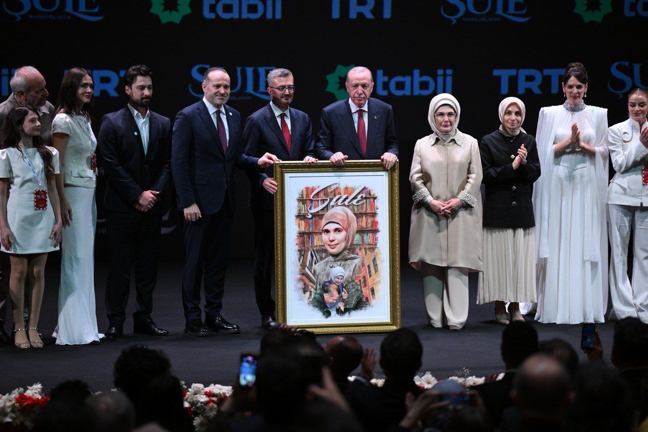 ظهور مفاجئ لـرجب طيب أردوغان وزوجته في حفل اطلاق مسلسل تركي جديد.. ما القصة؟