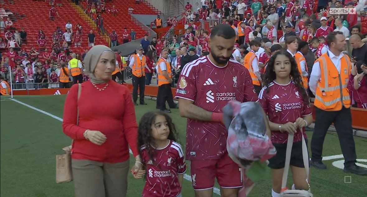 محمد صلاح يظهر مع زوجته وابنتَيه في وداع ليفربول الأخير.. هل ينتظر مولودًا جديدًا؟