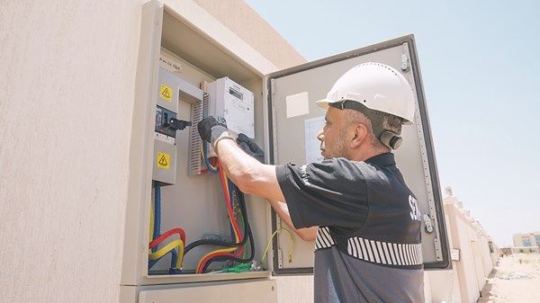 توصيل التيار الكهربائي لـ 380 فيلّا سكنية في «الموردة 8» بالشارقة