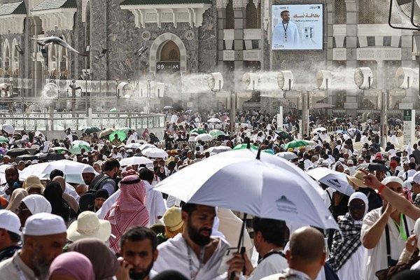 حجاج بيت الله الحرام يتوافدون إلى مشعر منى لقضاء يوم التروية