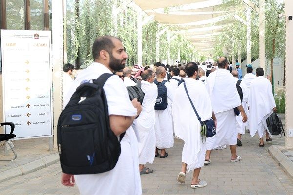 حجاج دولة الإمارات يقفون على صعيد عرفات لأداء ركن الحج الأعظم