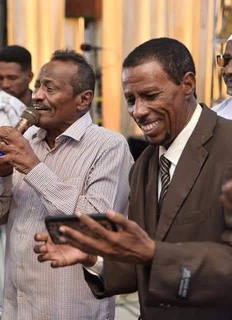 شاهد بالفيديو.. في آخر ظهور له.. الفنان الراحل مجذوب أونسة يذرف الدموع ويناشد الحاضرين: (ما تقلبوا علينا المواجع)