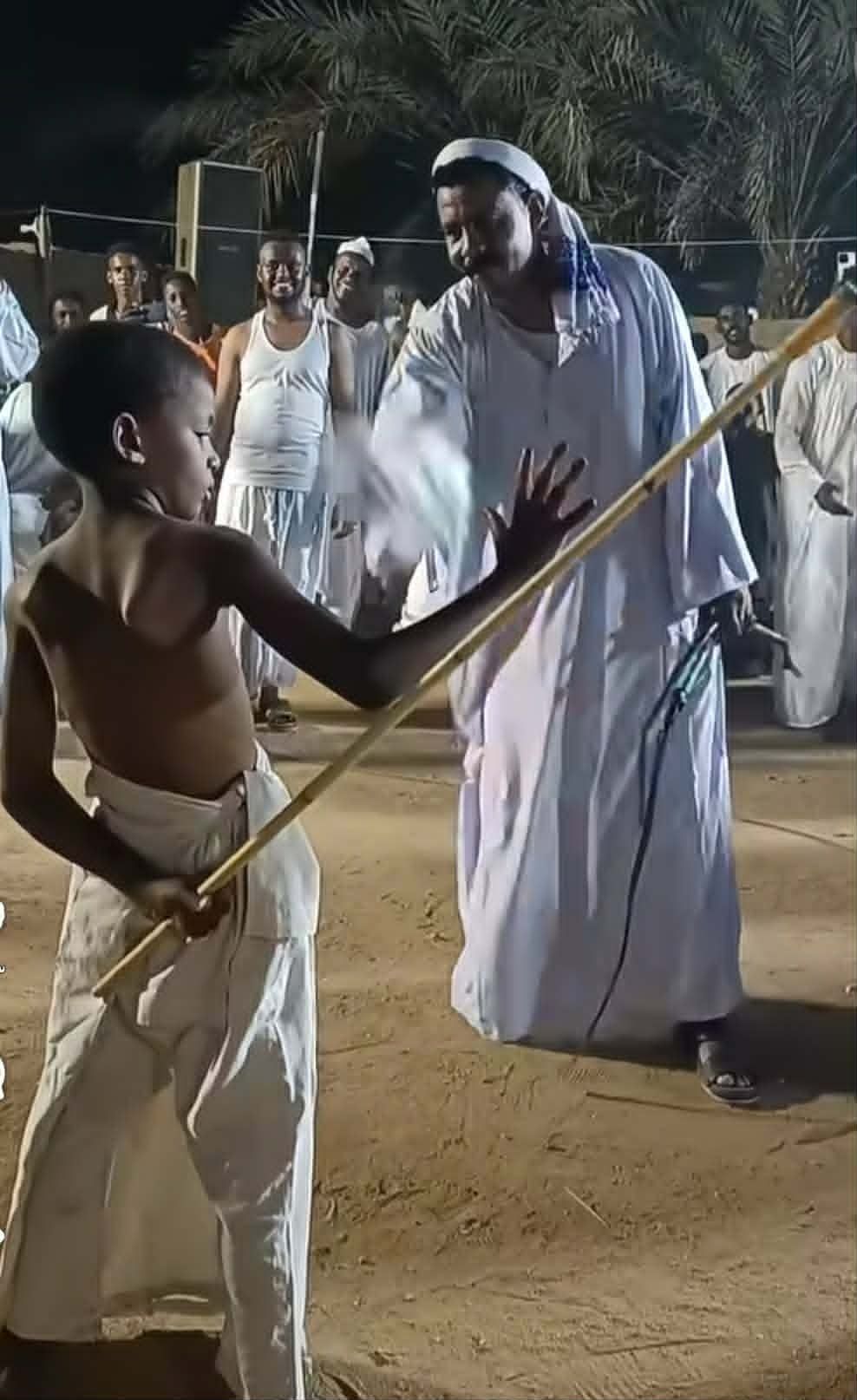 شاهد بالصورة والفيديو.. طفل سوداني يحظي بإعجاب الحاضرين والمتابعين بسبب ثباته وإصراره على “الجلد” في حفل دلوكة بنهر النيل