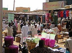 شاهد بالفيديو.. مواطن سوداني يوثق للإزدحام الكبير من المواطنين بسوق ليبيا ويوجه رسالة ساخرة لقائد المليشيا: (ديل 100 نفر يا حميدتي يا ميت؟)