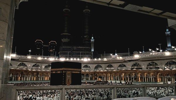 السعودية تدعو الحجاج للبقاء في مخيماتهم بعرفات خلال ذروة الحرارة