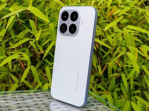 تكنولوجيا: شاومي تطلق هاتفا رائدا جديدا بكاميرا مقربة من نوع بيريسكوب بتقريب 5x وبطارية تبلغ سعتها 6500 mAh