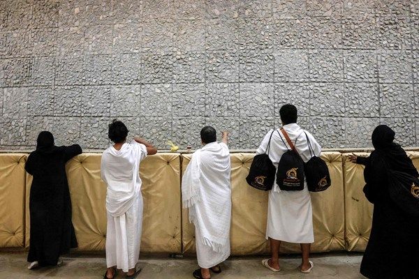 الحجاج يواصلون رمي الجمرات في آخر أيام التشريق