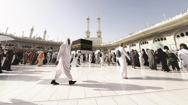ضيوف الرحمن يؤدون طواف الوداع