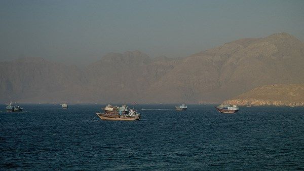 عُمان تحذر من جسم طافٍ بـ «هرمز»