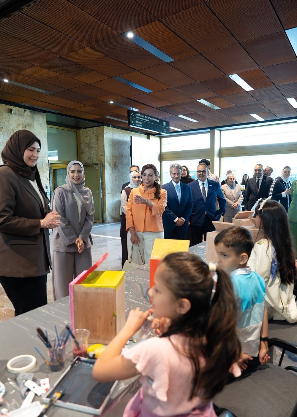 "مؤسسة كلمات" تهدي أطفال الجالية العربية في بولندا مكتبة متنقلة لتعزيز القراءة والهوية