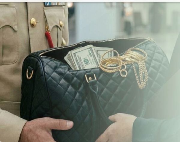 "شرطة دبي" تُعيد لمسافرة عربية حقيبة تحوي 20 ألف دولار و150 غراماً من الذهب
