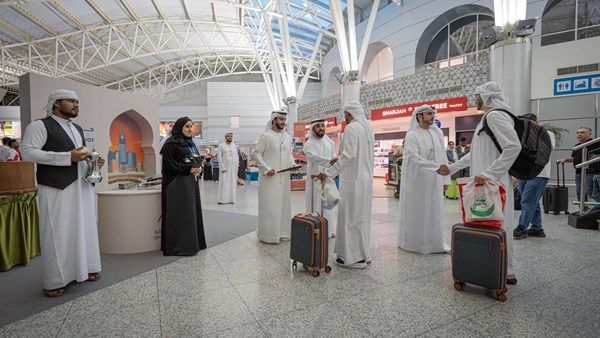 مطار الشارقة يستقبل الحجاج بالورود وسط إجراءات ميسّرة وخدمات متكاملة