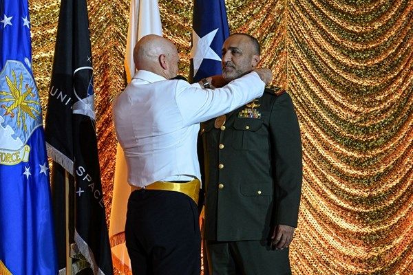 منحته وساماً تقديراً لإسهاماته.. قيادة العمليات الخاصة الأميركية تكرّم اللواء الركن مسلم الراشدي