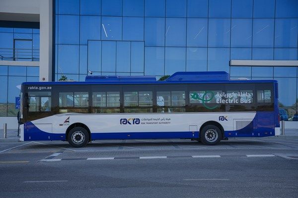 تدشين المسار البنفسجي المحدث وإطلاق أول حافلة كهربائية في رأس الخيمة