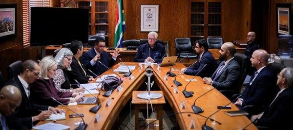 "غرف دبي" تبحث مع رئيس وزراء مقاطعة كيب الغربية تعزيز حركة التجارة والاستثمار البينية
