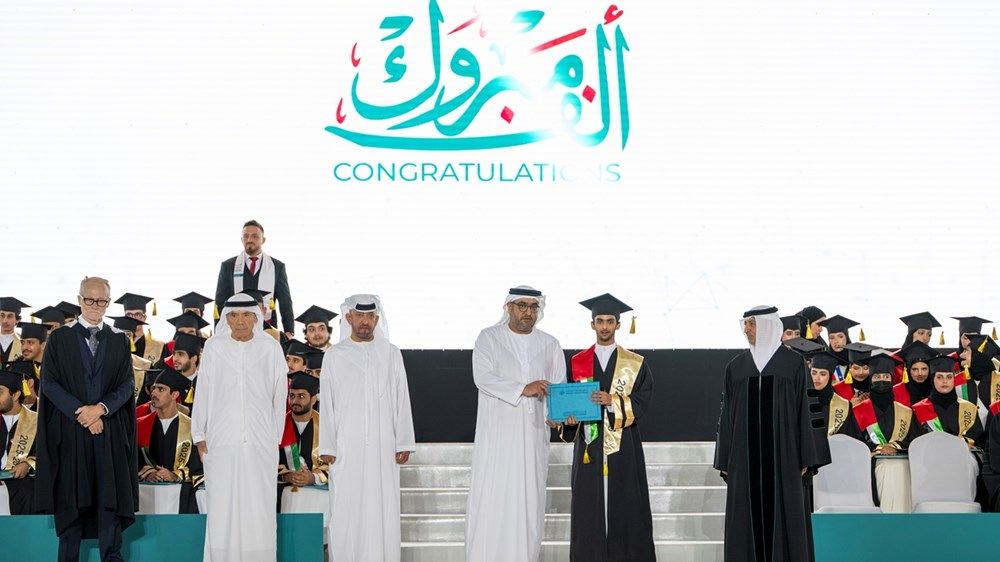برعاية منصور بن زايد.. محمد بن حمدان بن زايد يشهد حفل تخريج طلبة مدارس الإمارات الوطنية بمجمع العين