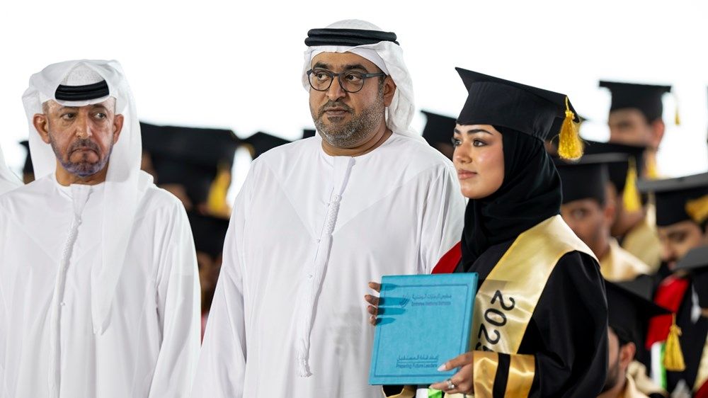 برعاية منصور بن زايد.. محمد بن حمدان بن زايد يشهد حفل تخريج طلبة مدارس الإمارات الوطنية بمجمع العين