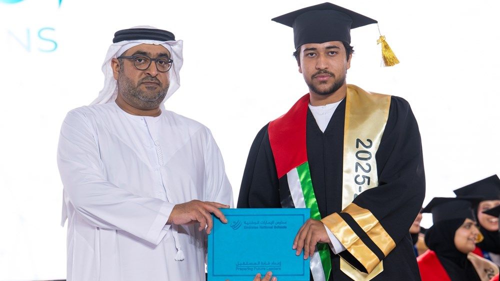 برعاية منصور بن زايد.. محمد بن حمدان بن زايد يشهد حفل تخريج طلبة مدارس الإمارات الوطنية بمجمع العين