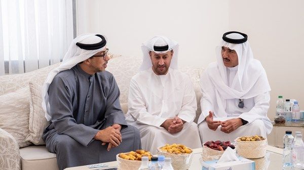 منصور بن زايد يعزي في وفاة عبيد جمعة الزعابي