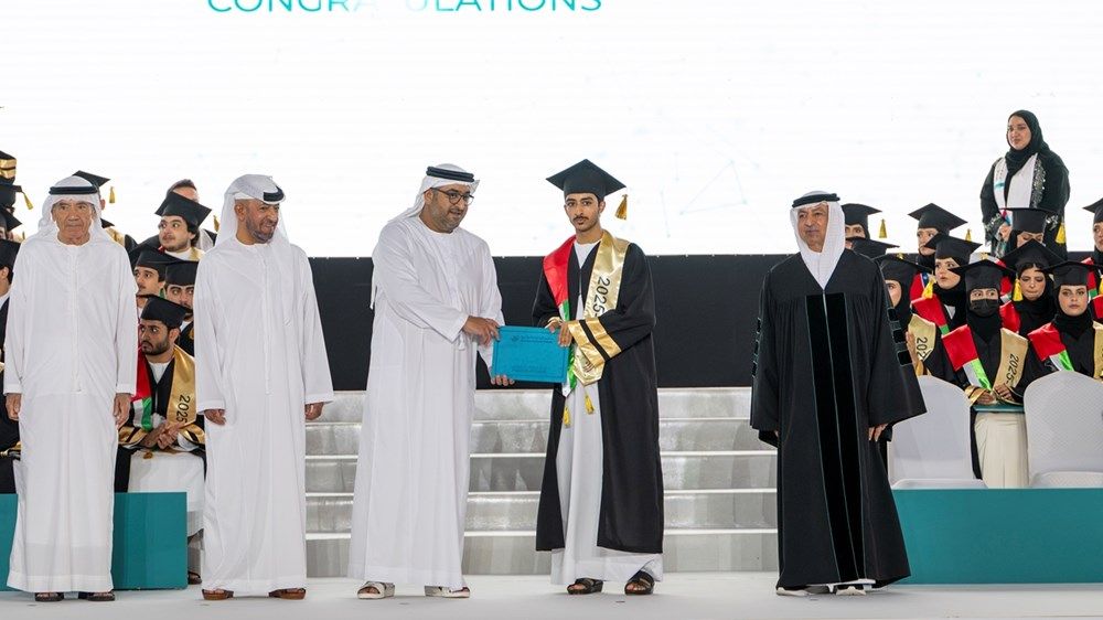 برعاية منصور بن زايد.. محمد بن حمدان بن زايد يشهد حفل تخريج طلبة مدارس الإمارات الوطنية بمجمع العين