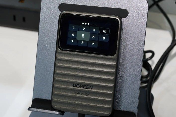 تكنولوجيا: يوجرين تستعرض وحدة التخزين الخارجي Neodrive Go 40s بشاشة لمس مدمجة #COMPUTEX2026