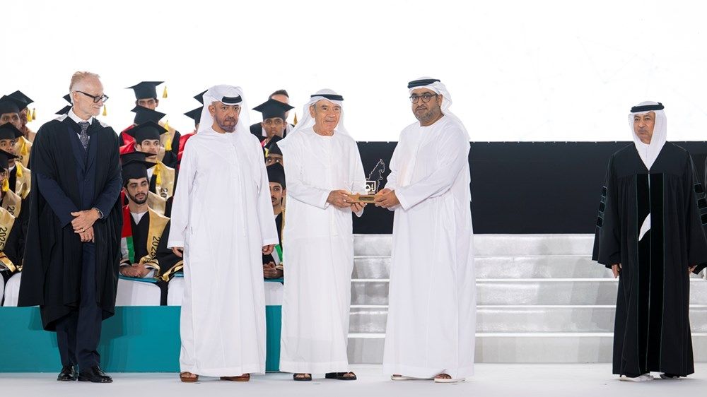 برعاية منصور بن زايد.. محمد بن حمدان بن زايد يشهد حفل تخريج طلبة مدارس الإمارات الوطنية بمجمع العين
