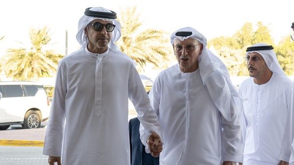 هزاع بن زايد يقدِّم واجب العزاء في وفاة محمود أحمد القيسية