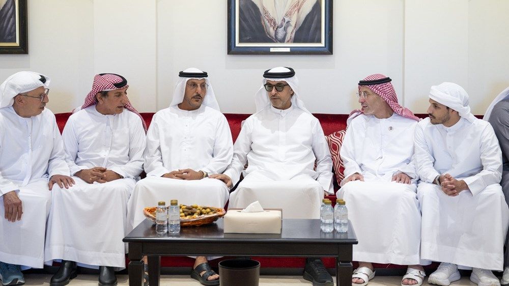 هزاع بن زايد يقدِّم واجب العزاء في وفاة محمود أحمد القيسية
