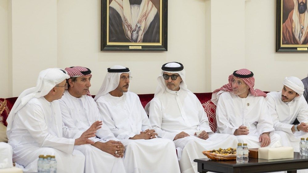 هزاع بن زايد يقدِّم واجب العزاء في وفاة محمود أحمد القيسية