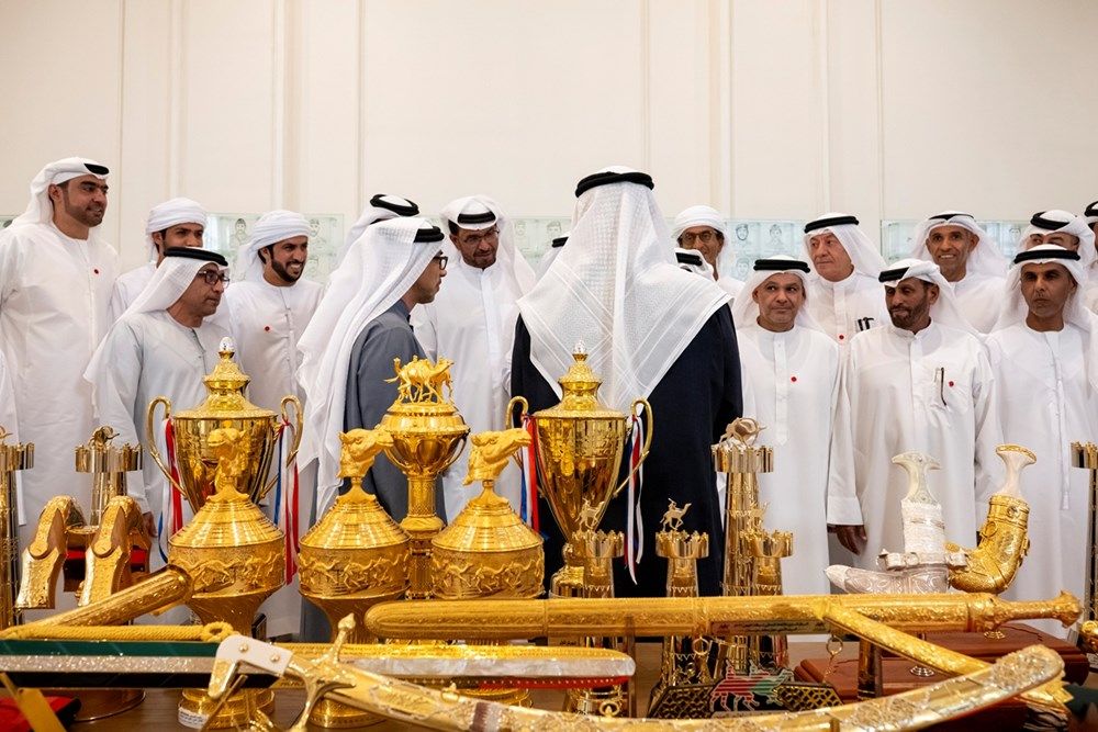 رئيس الدولة يستقبل فريق هجن الرئاسة