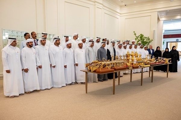 رئيس الدولة يستقبل فريق هجن الرئاسة
