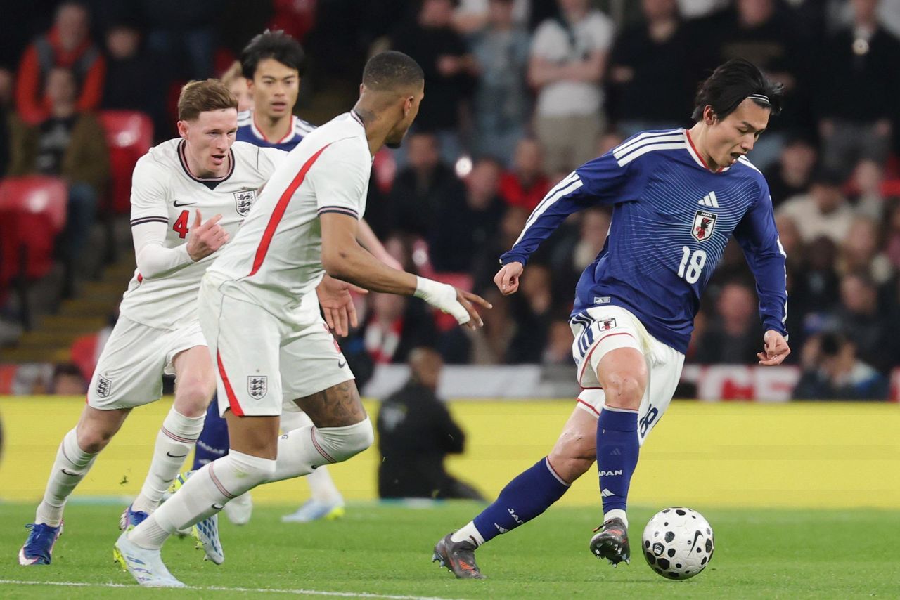 أويدا آياسي (على اليمين) يراوغ لاعبي المنتخب الإنكليزي في المباراة الودية التي أقيمت على أرضية ملعب ويمبلي بلندن في 31 مارس/ آذار 2026. (© جيجي برس)