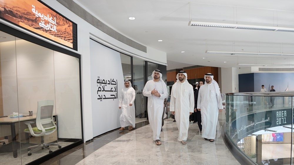 سلطان بن أحمد يزور رئاسة مجلس الوزراء ويطلع على منظومة التميز الحكومي وتطوير الأداء المؤسسي