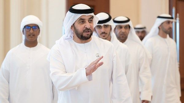 حمدان بن زايد يستقبل عدداً من المواطنين في قصر الظنة ويشيد بالكوادر المتميزة في منطقة الظفرة