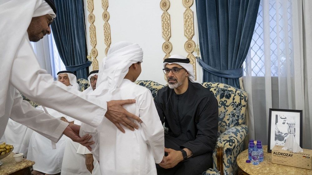 خالد بن محمد بن زايد يُقدِّم واجب العزاء في وفاة فاطمة هلال راشد المزروعي