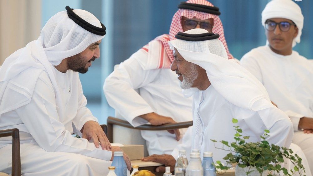 حمدان بن زايد يستقبل عدداً من المواطنين في قصر الظنة ويشيد بالكوادر المتميزة في منطقة الظفرة