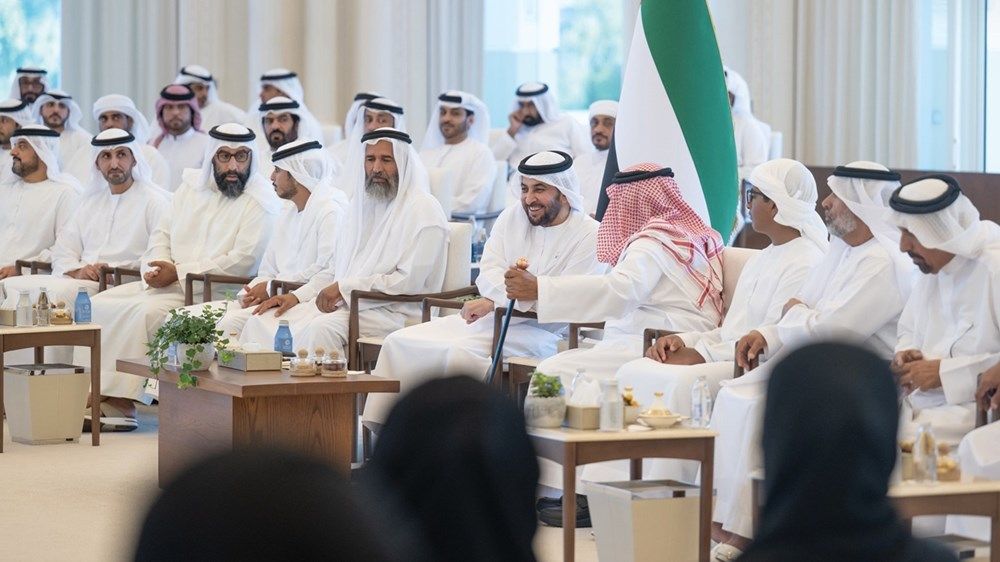 حمدان بن زايد يستقبل عدداً من المواطنين في قصر الظنة ويشيد بالكوادر المتميزة في منطقة الظفرة