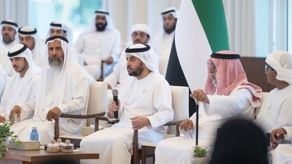 حمدان بن زايد يستقبل عدداً من المواطنين في قصر الظنة ويشيد بالكوادر المتميزة في منطقة الظفرة