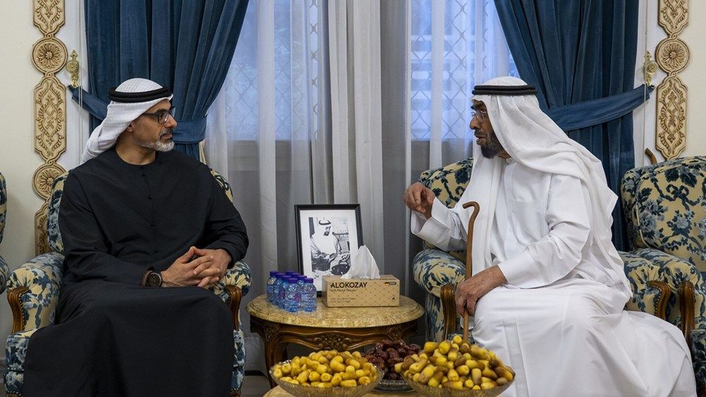 خالد بن محمد بن زايد يُقدِّم واجب العزاء في وفاة فاطمة هلال راشد المزروعي